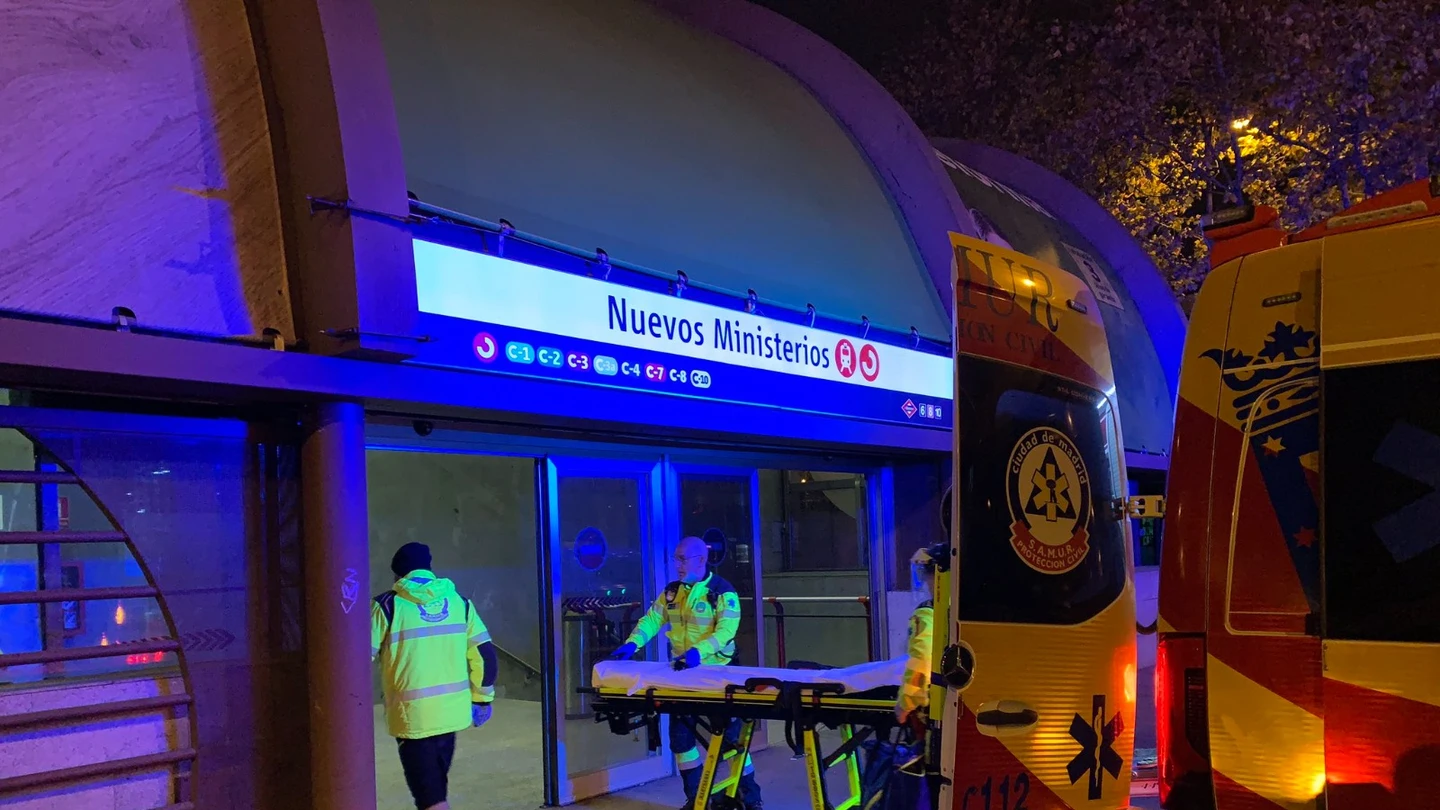 En estado grave un joven tras caer por el hueco de una escalera de ocho metros en la estación de Nuevos Ministerios En estado grave un joven tras caer por el hueco de una escalera de ocho metros en la estación de Nuevos Ministerios
