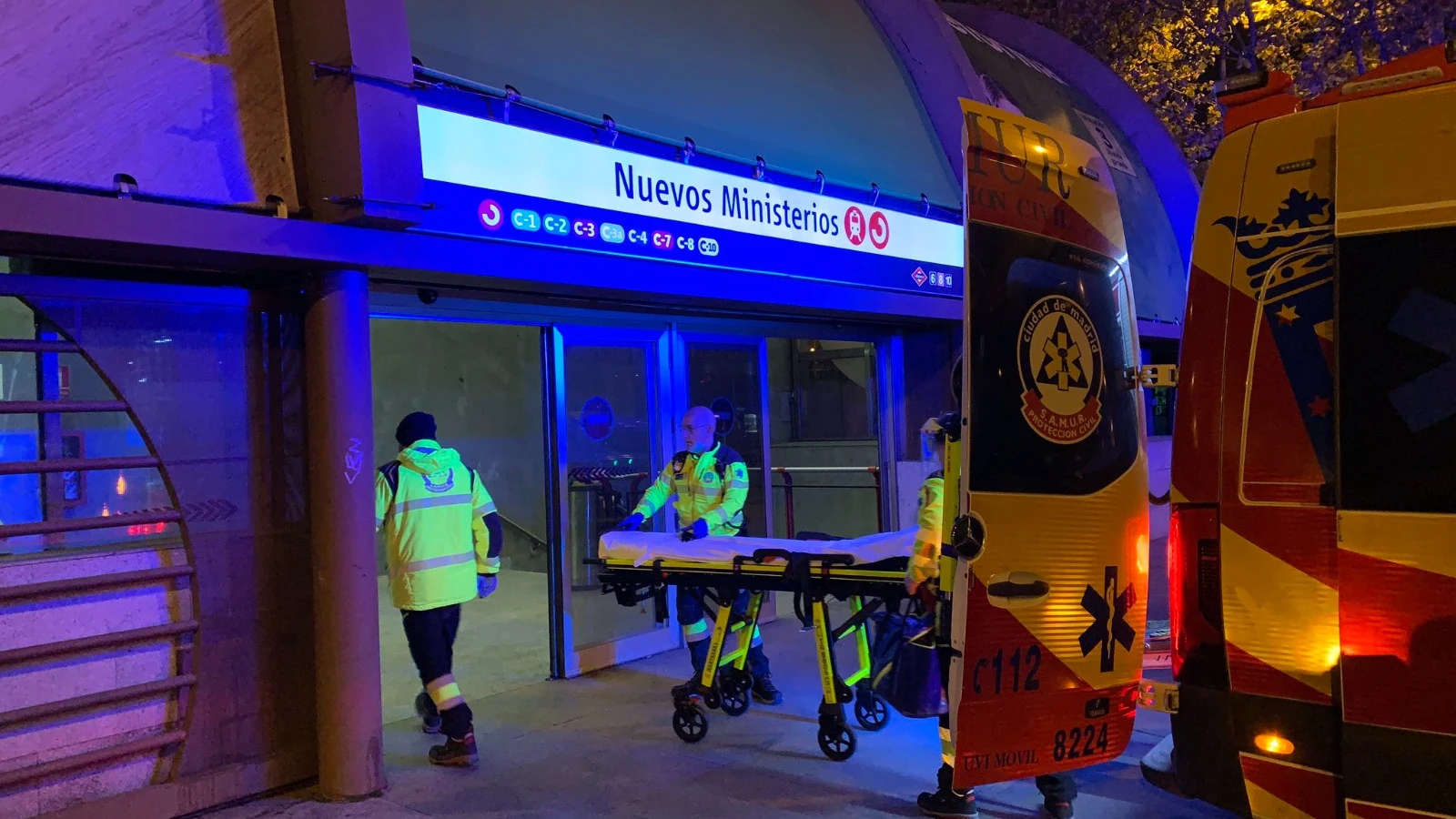  En estado grave un joven tras caer por el hueco de una escalera de ocho metros en la estación de Nuevos Ministerios