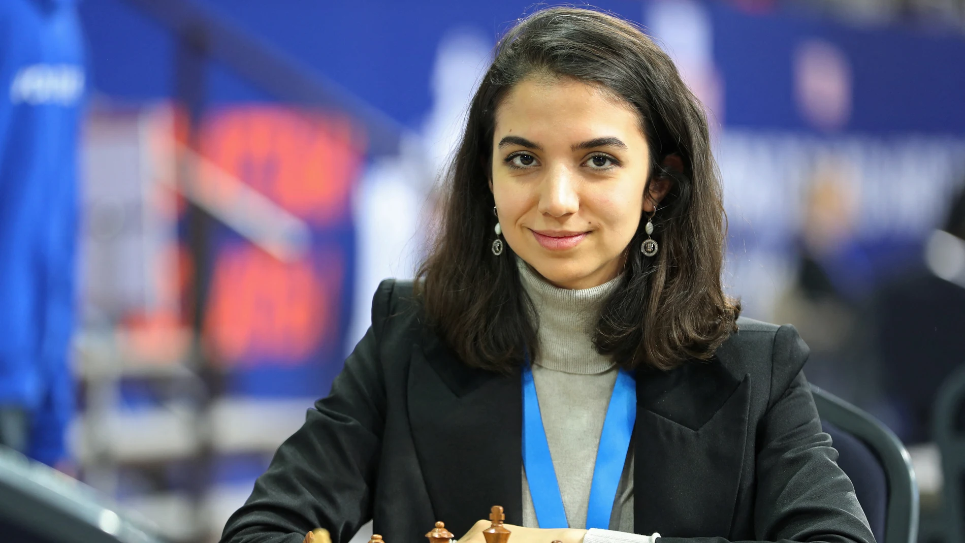 Sara Khadem, ajedrecista iraní, compite sin hiyab en el Mundial de Kazajistán