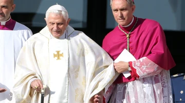 El papa Benedicto acompañado de su secretario personal, Georg Gänswein, en octubre de 2014 en el Vaticano