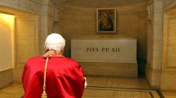 El papa Benedicto XVI frente a la tumba del papa Pío XII, en la basílica de San Pedro en 2005