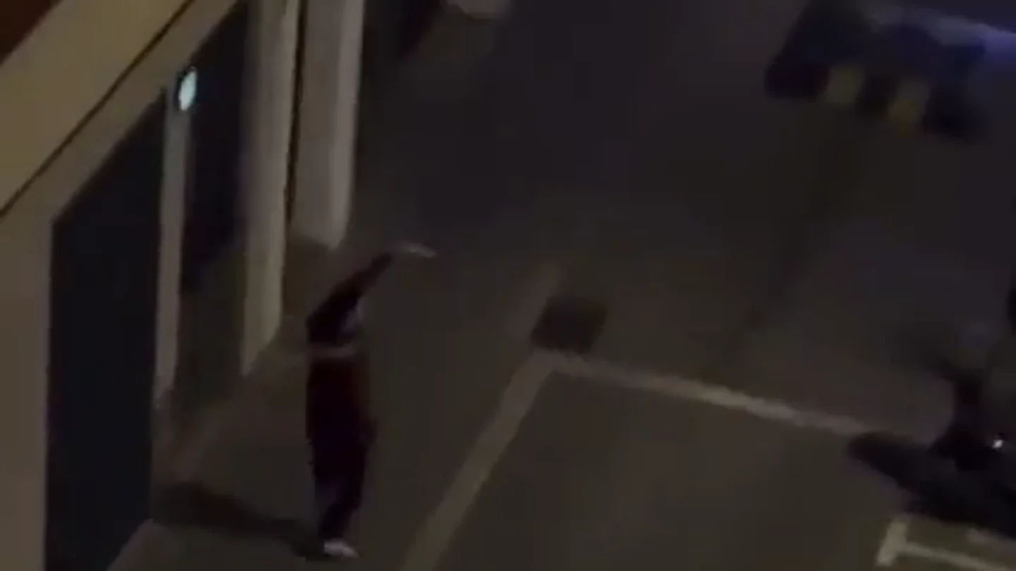 Pánico entre los vecinos de Calella: un hombre con un machete aterroriza a los viandantes Pánico entre los vecinos de Calella: un hombre con un machete aterroriza a los viandantes