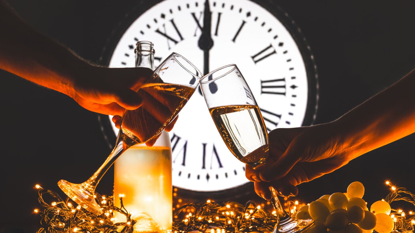 Un brindis para celebrar la Nochevieja.