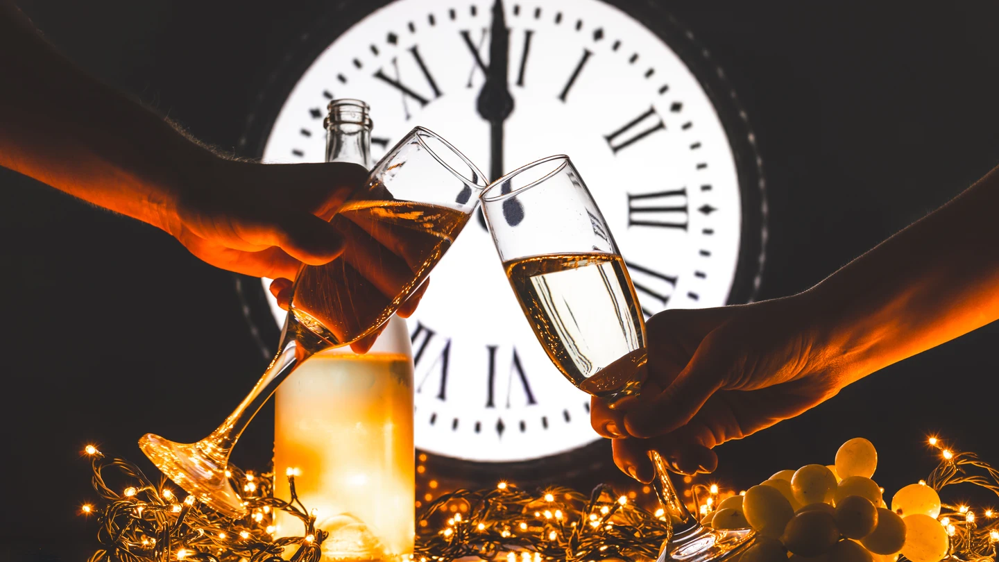 Un brindis para celebrar la Nochevieja. Un brindis para celebrar la Nochevieja.