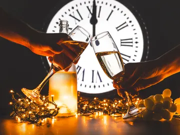 Un brindis para celebrar la Nochevieja. Un brindis para celebrar la Nochevieja.