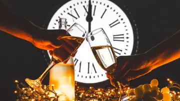 Un brindis para celebrar la Nochevieja. Un brindis para celebrar la Nochevieja.