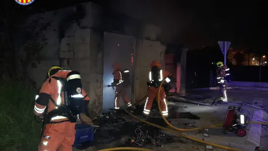Muere una persona en el incendio de una caseta en Alzira (Valencia) Muere una persona en el incendio de una caseta en Alzira (Valencia)