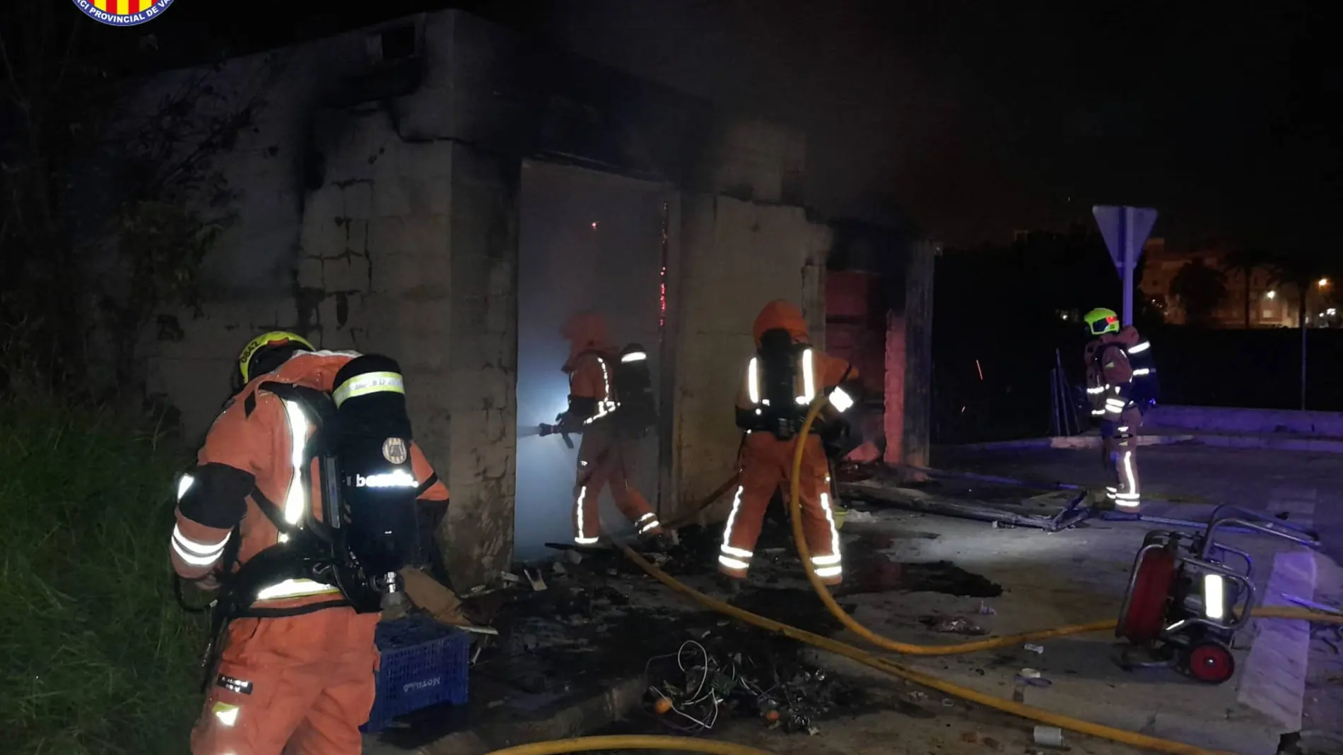 Muere una persona en el incendio de una caseta en Alzira (Valencia)