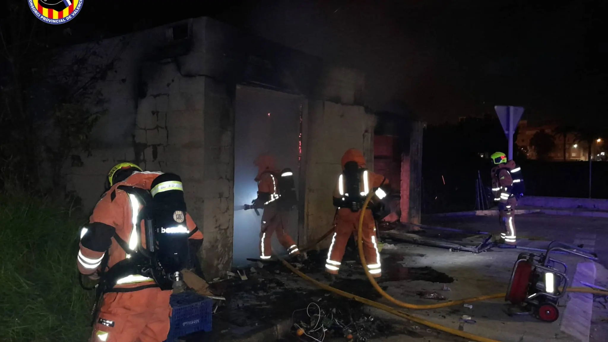 Muere una persona en el incendio de una caseta en Alzira (Valencia)