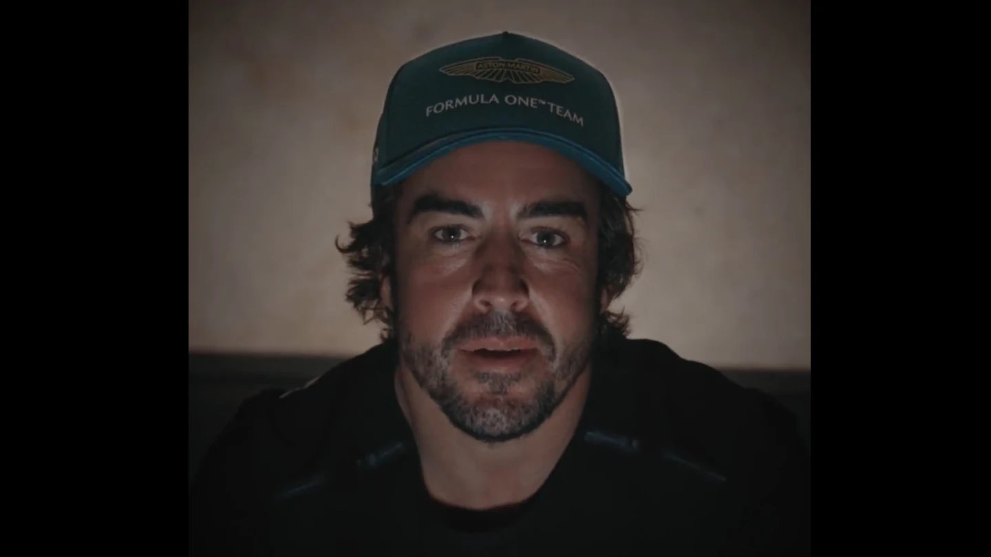 Fernando Alonso, con la gorra de Aston Martin Fernando Alonso, con la gorra de Aston Martin