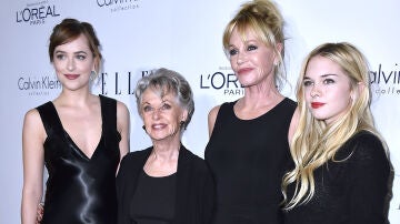 Dakota Johnson junto a su madre y su abuela, las también actrices Melanie Griffith y Tippi Hedren, y su hermana Stella del Carmen