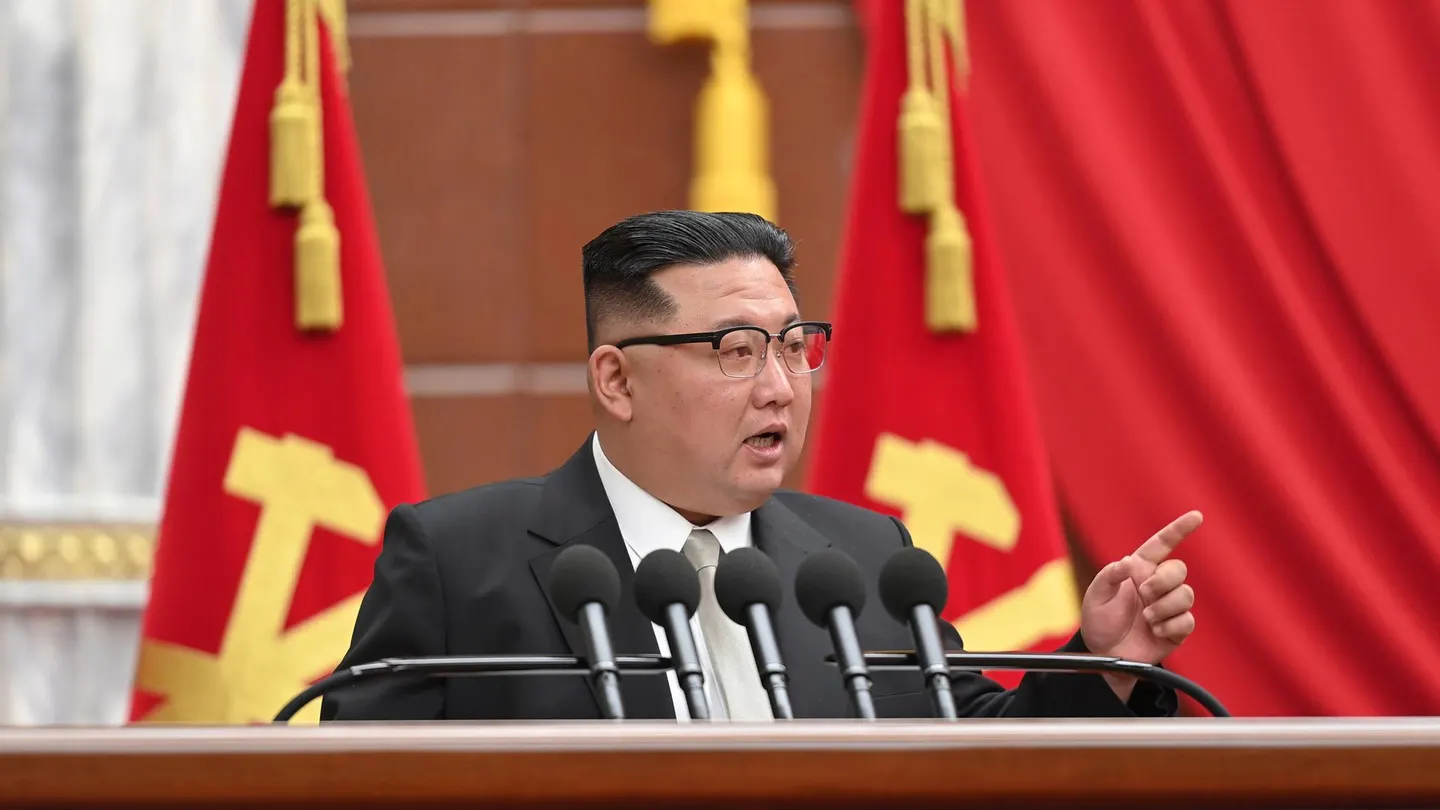 Kim Jong-un insta a un incremento de armas nucleares tácticas y presenta un nuevo sistema de artillería Kim Jong-un insta a un incremento de armas nucleares tácticas y presenta un nuevo sistema de artillería