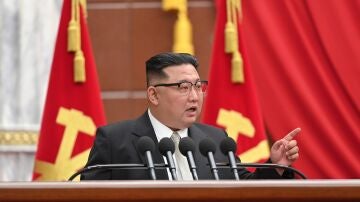 Kim Jong-un insta a un incremento de armas nucleares tácticas y presenta un nuevo sistema de artillería