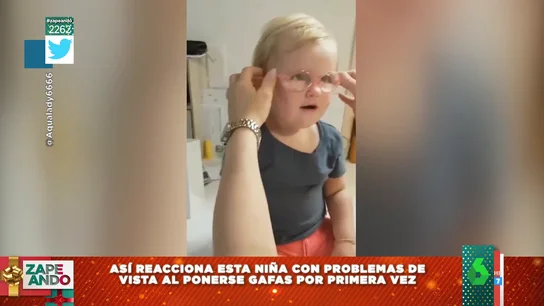 La reacción viral de una niña cuando le ponen gafas por primera bien y puede ver bien La reacción viral de una niña cuando le ponen gafas por primera bien y puede ver bien