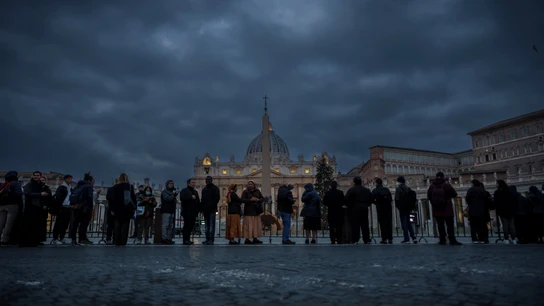 Imagen de los fieles esperando para entrar en la capilla ardiente de Benedicto XVI. Imagen de los fieles esperando para entrar en la capilla ardiente de Benedicto XVI.