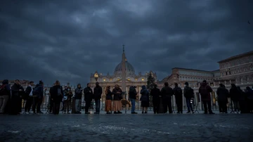 Imagen de los fieles esperando para entrar en la capilla ardiente de Benedicto XVI.