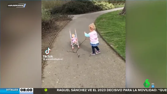 La divertida reacción de una niña cuando su cochecito de muñecas rueda camino abajo La divertida reacción de una niña cuando su cochecito de muñecas rueda camino abajo