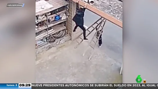 Una niña salva a su abuela tras quedarse colgada en la puerta del garaje Una niña salva a su abuela tras quedarse colgada en la puerta del garaje