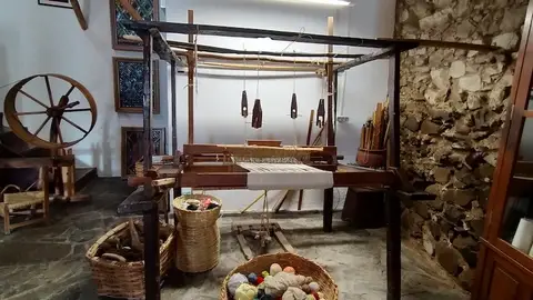 Taller y rueca en el Taller de Tejido Taller y rueca en el Taller de Tejido