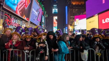 Parte de la multitud congregada en Times Square (Nueva York) para despedir el año.
