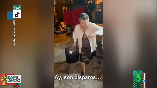 La reacción de una abuela al darse cuenta de que lo que suenan son disparos y no cohetes La reacción de una abuela al darse cuenta de que lo que suenan son disparos y no cohetes