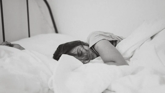 Una mujer durmiendo ¿Por qué dormimos menos horas?