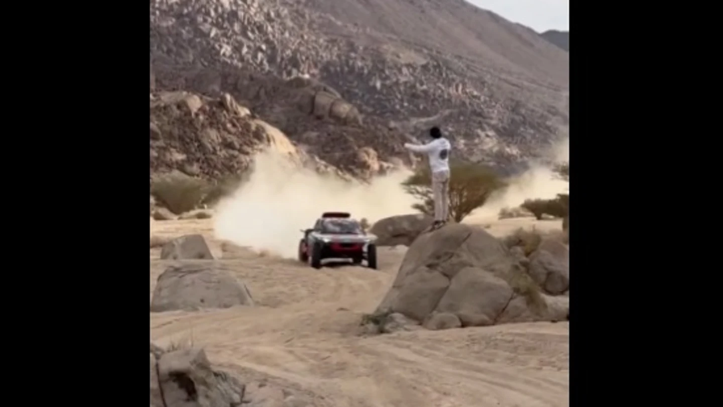 Sainz Jr, metido en el Dakar: el gesto a su padre para que frenara antes de llegar a una roca Sainz Jr, metido en el Dakar: el gesto a su padre para que frenara antes de llegar a una roca