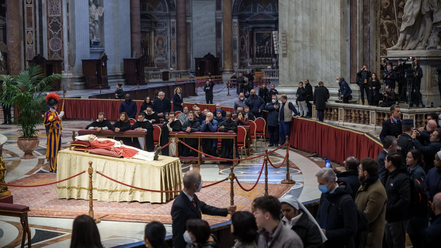 El cuerpo del papa emérito Benedicto XVI reposa en la Basílica de San Pedro donde se ha instalado la capilla ardiente. El cuerpo del papa emérito Benedicto XVI reposa en la Basílica de San Pedro donde se ha instalado la capilla ardiente.