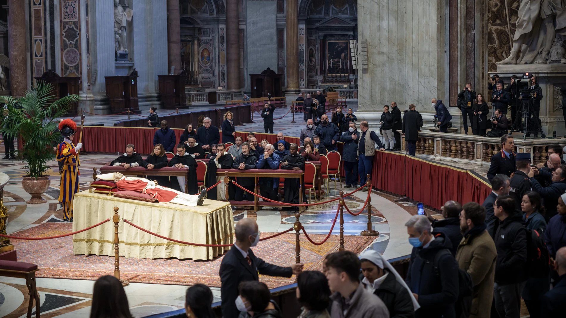 Capilla ardiente de tres días para despedir al papa Benedicto XVI en el  Vaticano