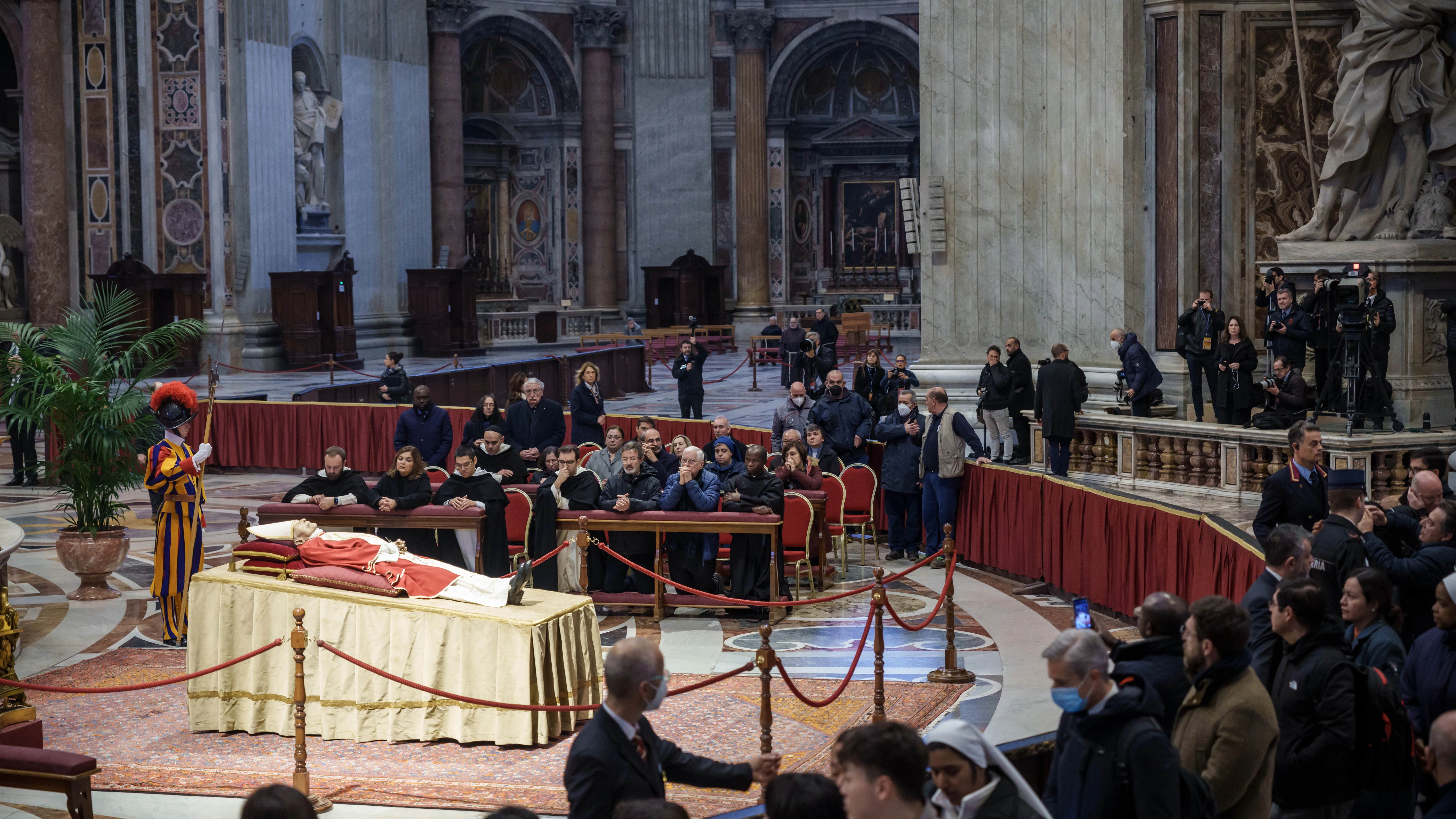 El cuerpo del papa emérito Benedicto XVI reposa en la Basílica de San Pedro donde se ha instalado la capilla ardiente.