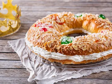 Roscón de Reyes relleno de nata Roscón de Reyes relleno de nata