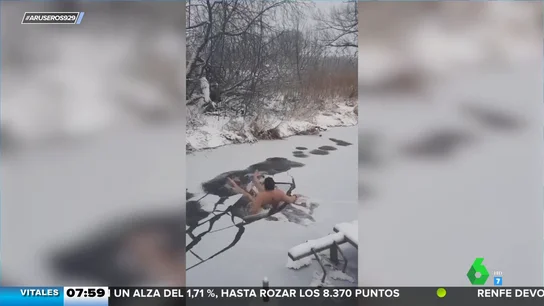 El accidentado comienzo de año de este hombre que empieza el 2023 bañándose en agua helada El accidentado comienzo de año de este hombre que empieza el 2023 bañándose en agua helada