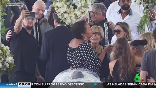 El polémico selfi de Gianni Infantino, presidente de la FIFA, en el funeral de Pelé El polémico selfi de Gianni Infantino, presidente de la FIFA, en el funeral de Pelé