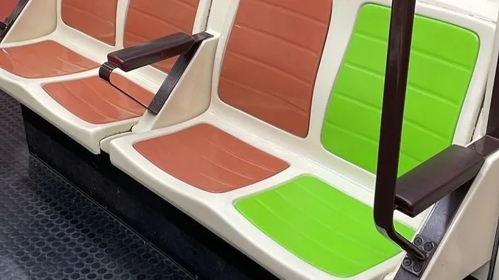Asientos verdes en el metro de Madrid