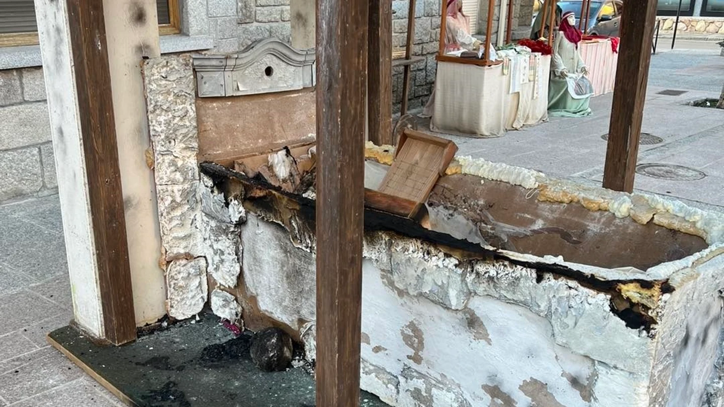 Destrozan y queman parte del Belén a tamaño real expuesto en Los Molinos Destrozan y queman parte del Belén a tamaño real expuesto en Los Molinos