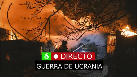 Un bombero intenta apagar las llamas de un incendio tras un bombardeo ruso en Bajmut. Un bombero intenta apagar las llamas de un incendio tras un bombardeo ruso en Bajmut.