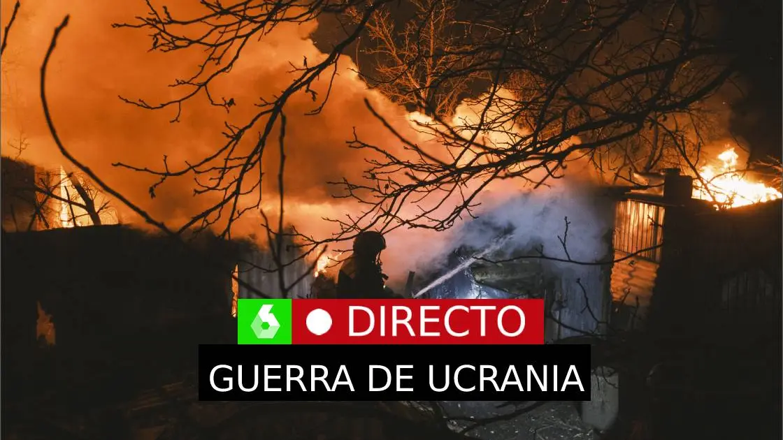 Un bombero intenta apagar las llamas de un incendio tras un bombardeo ruso en Bajmut.