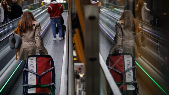 Una viajera con una maleta en la T4 del aeropuerto Adolfo Suárez Madrid-Barajas, a 30 de diciembre de 2022, en Madrid. Una viajera con una maleta en la T4 del aeropuerto Adolfo Suárez Madrid-Barajas, a 30 de diciembre de 2022, en Madrid.