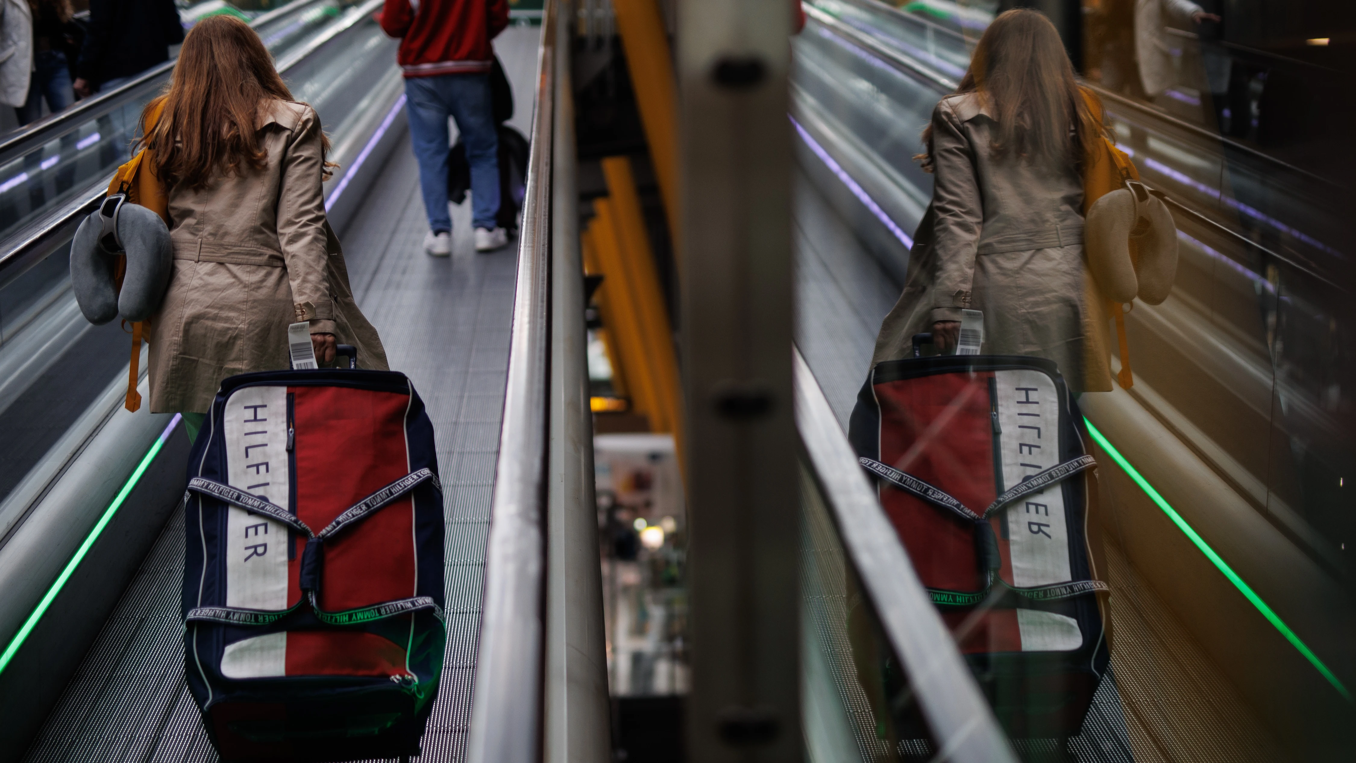 Una viajera con una maleta en la T4 del aeropuerto Adolfo Suárez Madrid-Barajas, a 30 de diciembre de 2022, en Madrid.