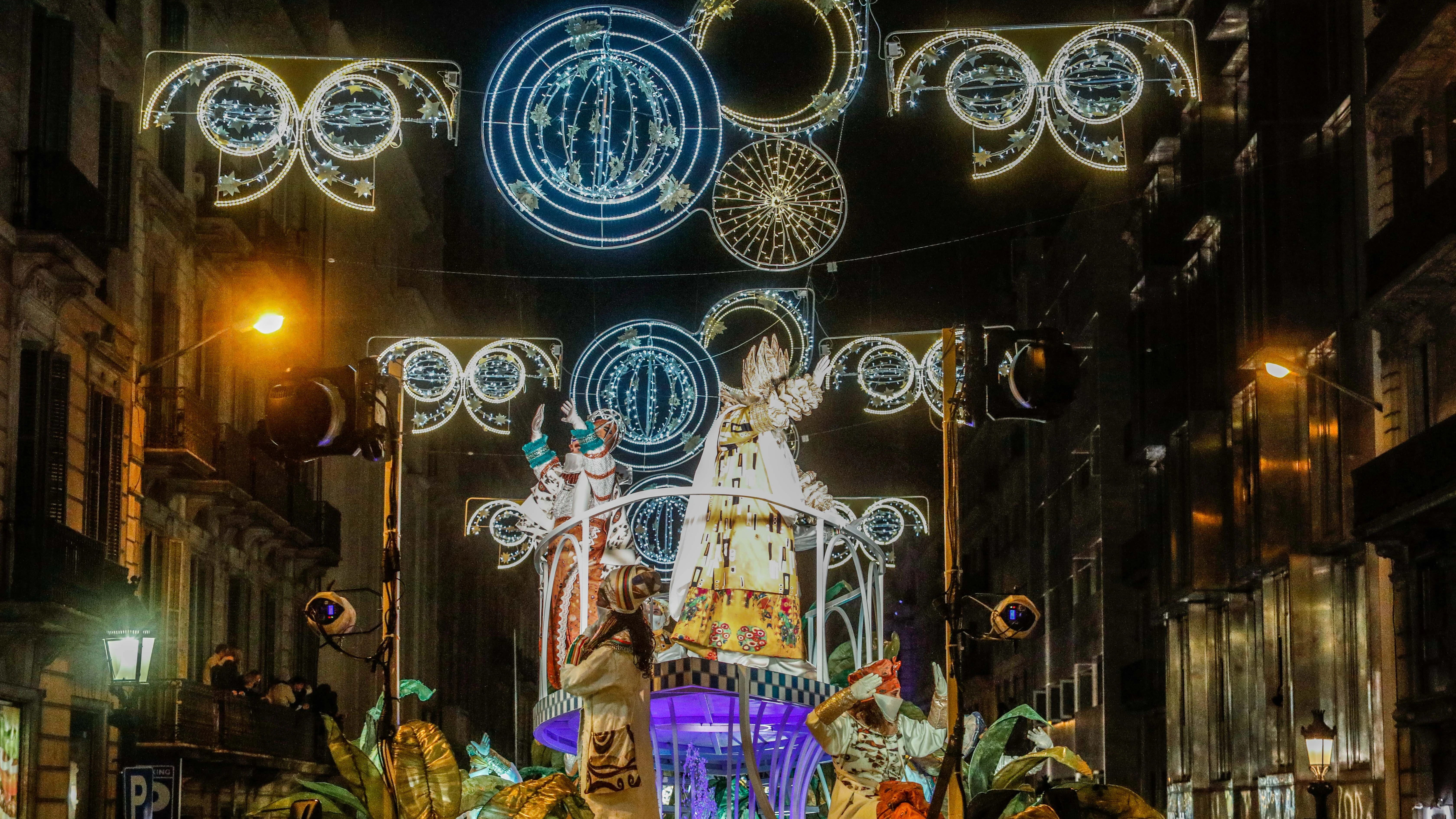 Los Reyes Magos saludan durante la cabalgata, a 5 de enero de 2022, en Barcelona, Cataluña (España).