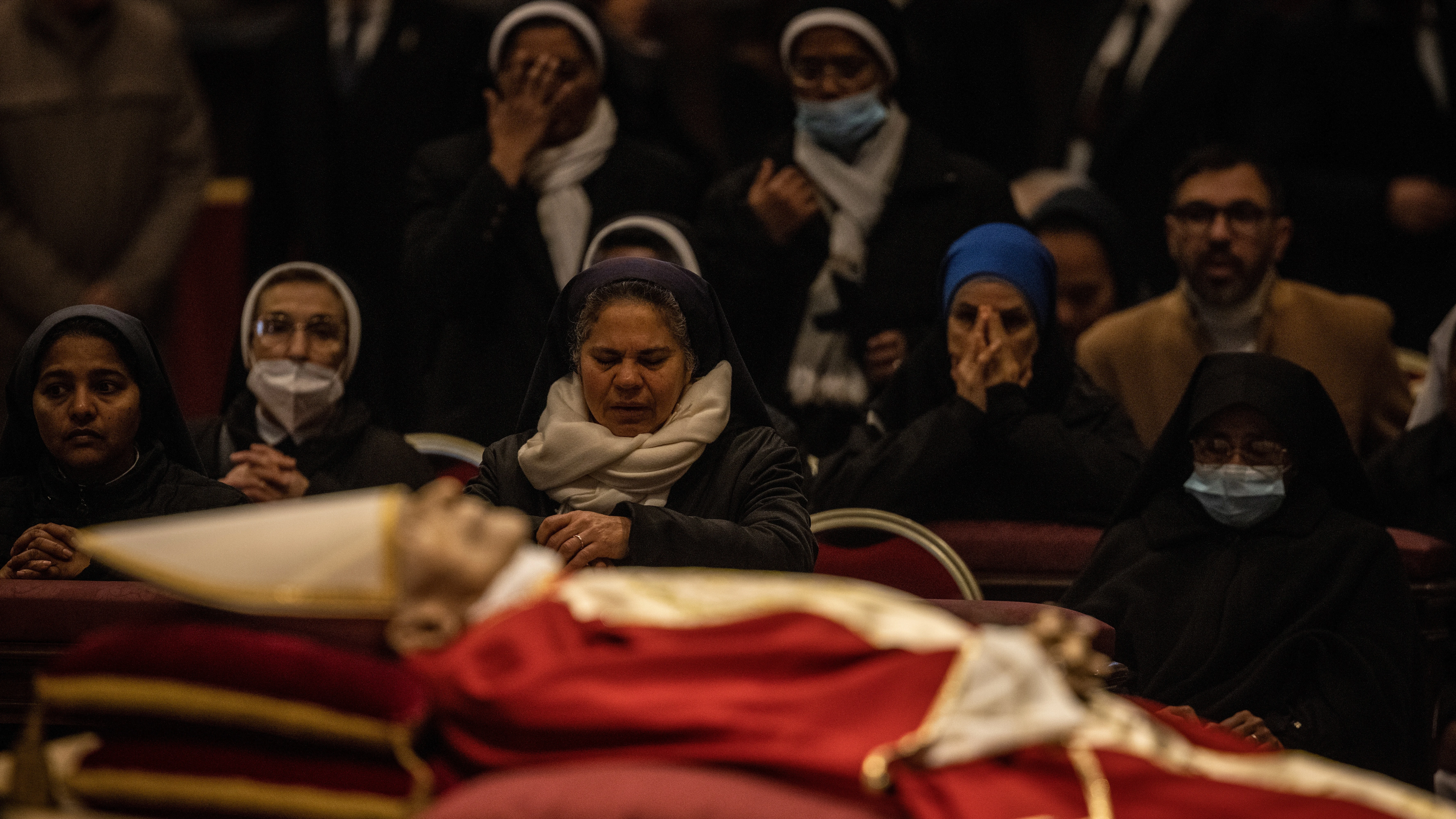 Fieles congregados en San Pedro dan su último adiós al papa emérito Benedicto XVI.