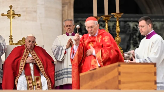 El Papa Francisco durante la bendición del féretro del Papa emérito Benedicto XVI en la Plaza de San Pedro, Ciudad del Vaticano. El Papa Francisco durante la bendición del féretro del Papa emérito Benedicto XVI en la Plaza de San Pedro, Ciudad del Vaticano.
