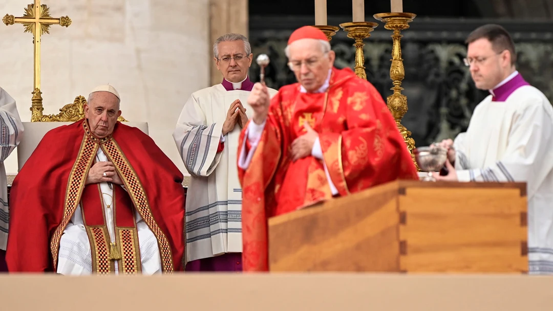 El Papa Francisco durante la bendición del féretro del Papa emérito Benedicto XVI en la Plaza de San Pedro, Ciudad del Vaticano.