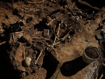 Fotografía de Diego Fernández de una exhumación en Belchite