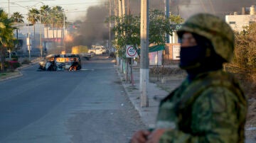 Un vehículo de carga calcinado tras los enfrentamientos de fuerzas federales con grupos armados en Culiacán
