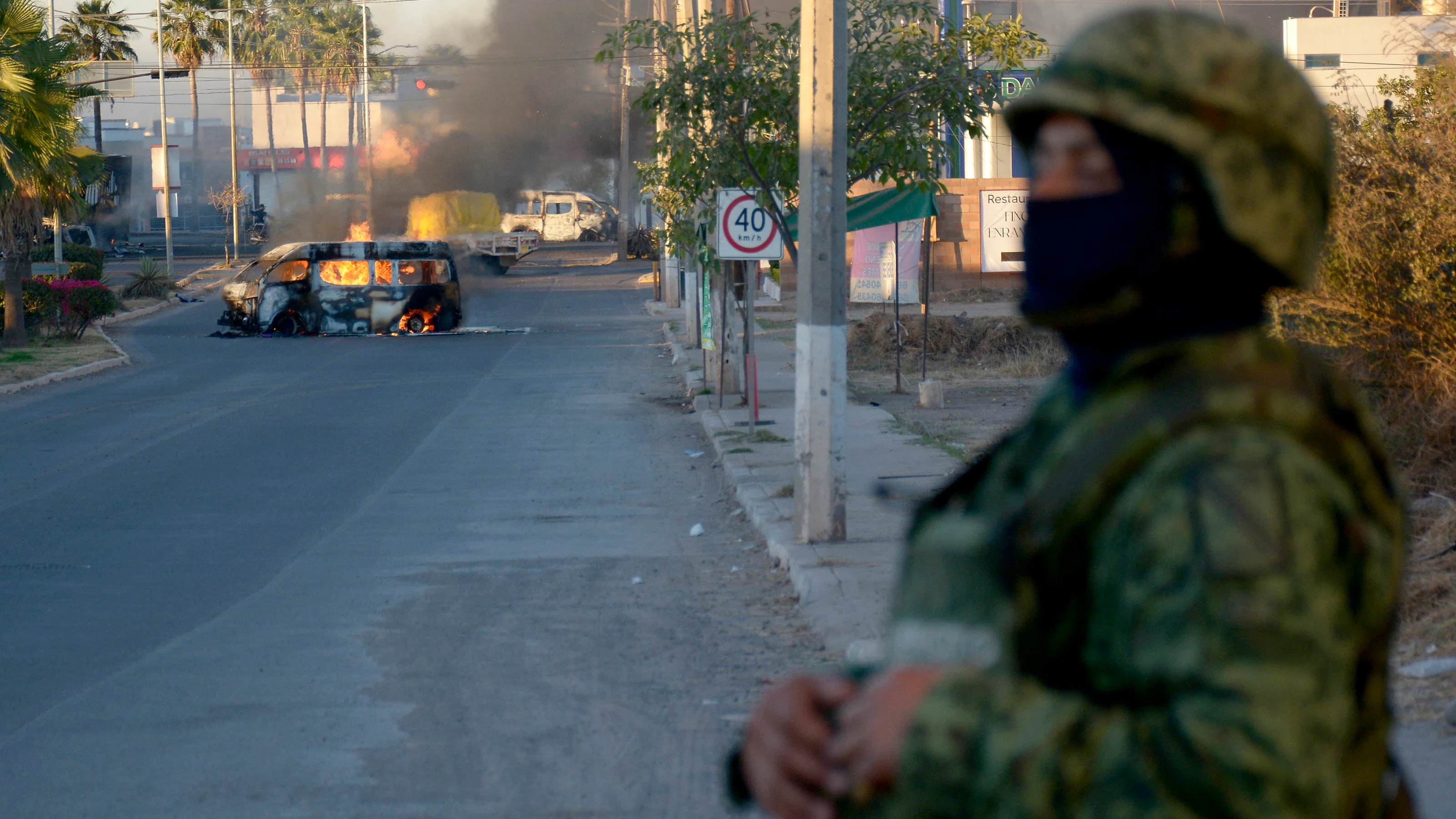 Un vehículo de carga calcinado tras los enfrentamientos de fuerzas federales con grupos armados en Culiacán