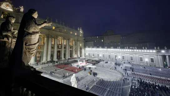 Una vista general de la Plaza de San Pedro tomada desde la terraza de la Basílica de San Pedro antes de la misa funeral por el papa emérito Benedicto XVI. Una vista general de la Plaza de San Pedro tomada desde la terraza de la Basílica de San Pedro antes de la misa funeral por el papa emérito Benedicto XVI.