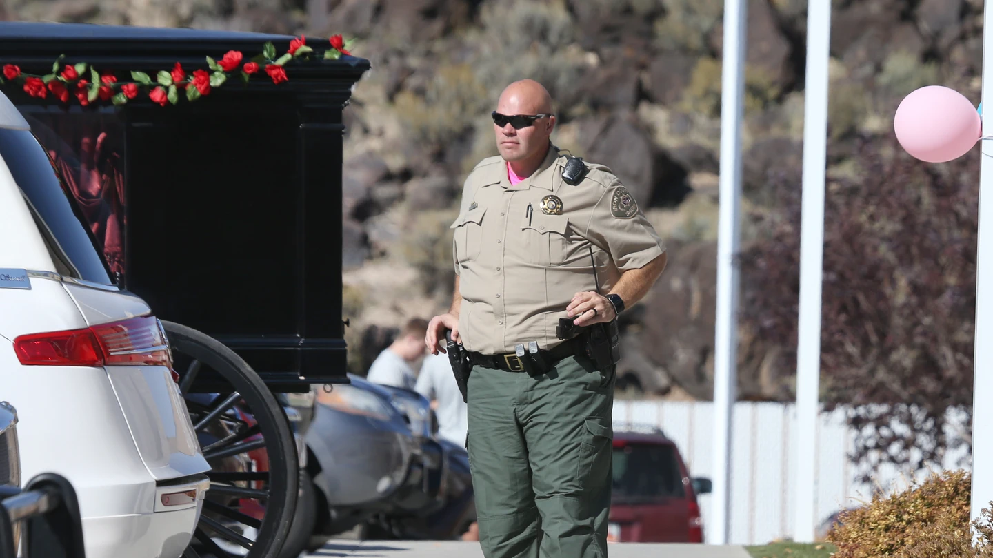 Un adjunto de la Oficina del Sheriff en Enoch (Utah, EE. UU.) Un adjunto de la Oficina del Sheriff en Enoch (Utah, EE. UU.)
