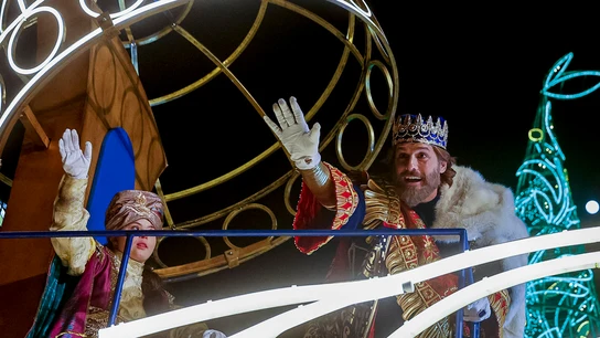 El rey Gaspar saluda desde la cabalgata de los Reyes Magos de Madrid El rey Gaspar saluda desde la cabalgata de los Reyes Magos de Madrid