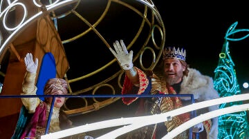 El rey Gaspar saluda desde la cabalgata de los Reyes Magos de Madrid